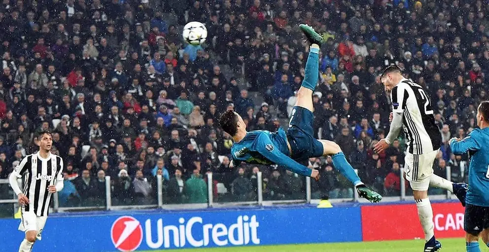 Momento en el que Cristiano Ronaldo, cuando era jugador del Real Madrid, realiz&oacute; la chilena que finaliz&oacute; en gol ante la Juventus, su actual equipo (EFE)